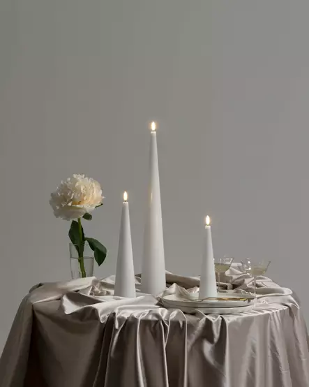Uyuni LED kynttilä Cone 21,5 cm - Kynttilänjalat ja tuikkukupit - ULCONW06021 - 2